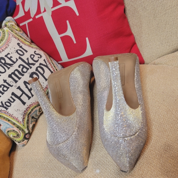 Kelly & Katie Silver Sparkly Closed Toe Heels 2.5 inch pumps - Picture 4 of 10